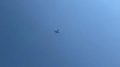 א פליגער ווארפט אראפ הילף איבער עזה בשעת די איינוואוינער יובלען פאר פרייד