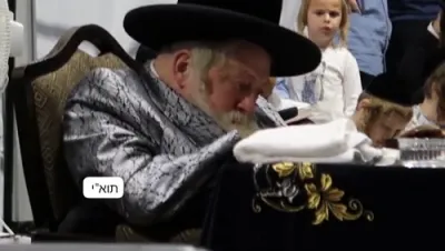 כ"ק אדמו"ר מתולדות אברהם יצחק ביי אמירת איכה איינע פון די יארן