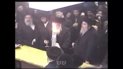 היסטארישע ווידיאו פון כ"ק בעל ישועות משה מוויזניץ ז"ל ביי מוצאי שבת שבע ברכות פון הרב ברוך שמעון ארנסטר בן הגה"צ רבי מנחם ארנסטר ראש ישיבת וויזניץ שיכון