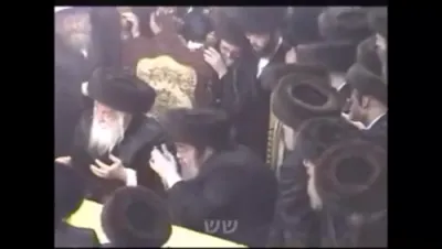 היסטארישע ווידיאו פון כ"ק בעל ישועות משה מוויזניץ ז"ל ביי מוצאי שבת שבע ברכות פון הרב ברוך שמעון ארנסטר בן הגה"צ רבי מנחם ארנסטר ראש ישיבת וויזניץ שיכון