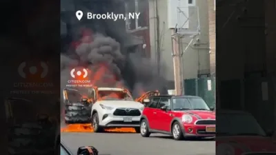 סצענע ווי א טעיאטע היילענדער איז אוריף אין פלאמען אין ברוקלין 