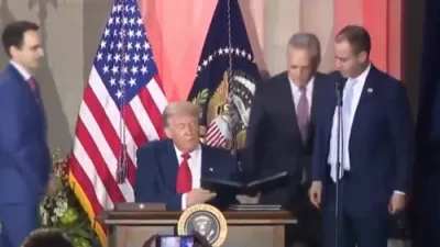 פרעזידענט טראמפ שרייבט אונטער דריי עקזעקוטיוו ארדערס צו פארשטארקן די אמעריקאנער עי איי פירערשאפט.