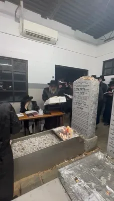 האחים האדמורי"ם לבית ספינקא שליט"א זענען מתפלל ביים יארצייט פון הרבנית א"ח בעל דברי ישכר מספינקא ז"ל 