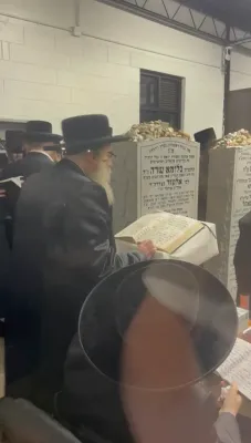 האחים האדמורי"ם לבית ספינקא שליט"א זענען מתפלל ביים יארצייט פון הרבנית א"ח בעל דברי ישכר מספינקא ז"ל 