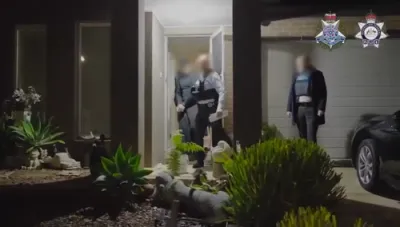 אוסטראליע פאליציי האט ארעסטירט א פארשוין וואס איז מעגליך איינע פון די דריי וואס האבן געמאכט די פייער ביי עדת ישראל שוהל דעם אנהייב יאר