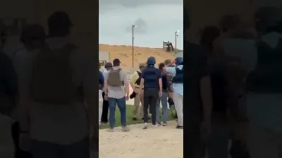 איינוואונער אין עזה ביים ארויסווייזן שטיצע פאר סטיוו וויטקאף אין מייק האקאבי 