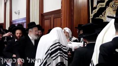 הרה"ק רבי יעקב מאיר שעכטער שליט"א איז זיך משתתף ביי שמחת הברית לנכד המשפיע הרה"צ רבי צבי מאיר זילבערבערג שליט"א און נכד הגאון רבי שמואל אליעזר שטערן שליט"א רב מערב בני ברק