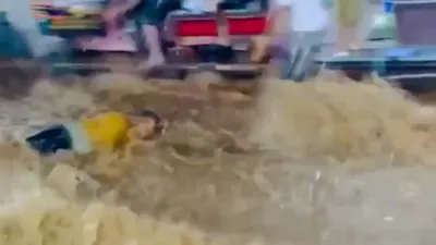 א טוריסט ווערט געראטעוועט פון די מבול אין אינדיע