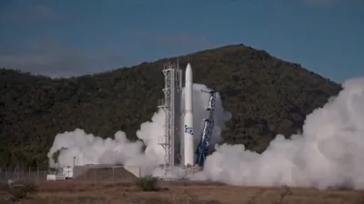 אויסטראליע'ס ערשטע ראקעט קראכט נאר 14 סעקונדעס נאכן ארויפפליען.