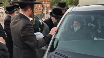 כ"ק אדמו"ר מוויזניץ שליט"א ביים אנקומען צום אסיפה קעגן די גזירת הגיוס