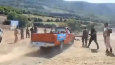 א חדר פלעי: איראנער מיליטער שטעלט פאר א פלעי ווי זיי קידנעפן טראמפ 
