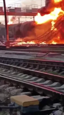 א פייער ביי רוסישע באן נאך וואס א אוקריינא דראון אטאקע האט געצילט א מילטערישע באן,