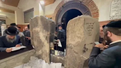כ"ק אדמו"ר מפיטסבורג שליט"א איז פוקד ציונים הקדושים