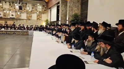 ערשטע בילדער פון אסיפת רבני אגודת ישראל איבער די גזירת הגיוס