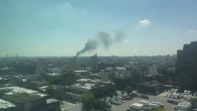 איבער 100 FDNY פייערלעשער קעמפן קעגן א מאסיווע פייער אין צייט פון די ברוטאלע ניו יארק סיטי היץ.