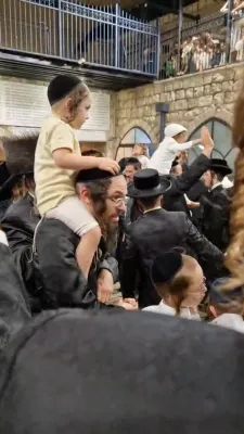 ר' יואל קליין זינגט אין מירון לכבוד א אפשערן פון א אייניקל 