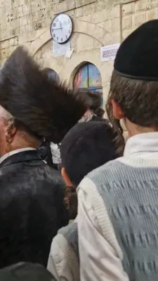 ר' יואל קליין זינגט אין מירון לכבוד א אפשערן פון א אייניקל 