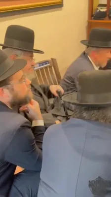 כ"ק אדמו"ר מסאטמאר שליט"א ביי ניחום אבלים ביי הרבני הנגיד ר' מרדכי פורהאנד הי"ו אין לעיקוואד, ע"פ בנו מוה"ר נפתלי משה ע"ה, מגדולי ראשוני עסקני סאטמאר אין לעיקוואד