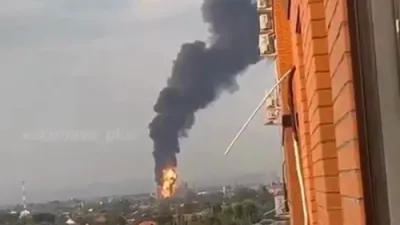 א מאסיווע פייער ביי א אויל ריפיינערי אין רוסלאנד 