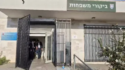 הגאון ר' דוב לאנדא שליט"א ביים אנקומען צום מיליטערישע תפיסה וואו צוויי תלמידי הישיבה זענען ארעסטירט געווארן צוליב די גזירת הגיוס