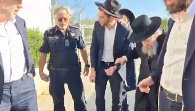 הגאון ר' דוב לאנדא שליט"א ביים אנקומען צום מיליטערישע תפיסה וואו צוויי תלמידי הישיבה זענען ארעסטירט געווארן צוליב די גזירת הגיוס
