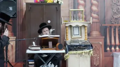 שיחת קינה והתעוררות ליל תשעה באב פון האדמור מדינוב בבית מדרשו אין ביתר