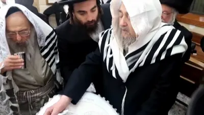 הרה"ק רבי יעקב מאיר שעכטער שליט"א ביי א ברית לנכד החברותא כ"ק אדמו"ר מפינסק קארלין שליט"א 