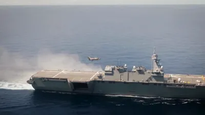 א בליק ווי די F-35B מלחמה פליגער לאנדעט אויף די יאפאנעזער מלחמה שיף צום ערשטע מאל זינט די צווייטע וועלט קריג 
