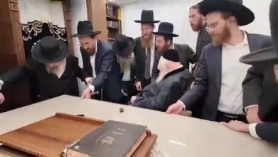 כ"ק גאב"ד ירושלים שליט"א באגלייט ארויס הגר"ד לאנדא נאכן באזוך איבערן גזירת הגיוס 