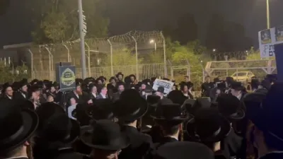 הגר"י קולדצקי איידעם פון הגר"ח קניעבסקי זצ"ל רעדט אינדרויסן פון כלא 10 ווי בחורים זיצן אין תפיסה