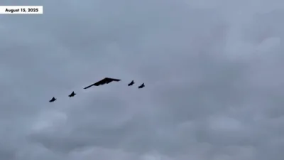 B2 מיליטערישע ערעפלאנען פליען העכער טראמפ און פוטין אין אלאסקע 