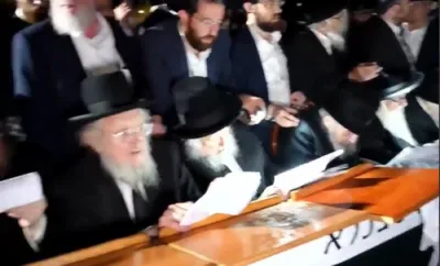 אדמו"רים ורבנים שליט"א ביים מחאה קעגן כלא 10 