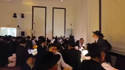 כ"ק אדמו"ר מסאטמאר שליט"א ביים אנקומען צו די גרויסע בר מצווה פון בן הנגיד ר' ליפא פרידמאן