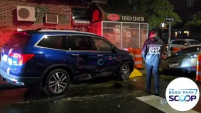 א קאר אין בארא פארק האט אריינגעשמיסן אין אפאר קארס און אנטלאפן