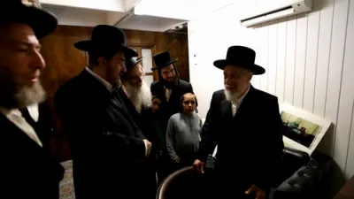 הנגיד גרשון שלעזינגער מקבל פנים כ"ק אדמו"ר מ'ליסקא שליט"א בבית רבינו הקדוש מ'סאטמאר זי"ע בעקערטאון ראוד, אין שטאט קרית יואל   
