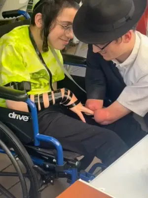 א חב"ד'סקע בחור אן הענט ל"ע לייגט תפילין פאר א בחור אן פוס ל"ע