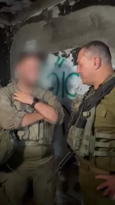 צה"ל לויבט אויס א סאלדאט וואס האט אפגעהאלטן א טעראריסטישע אטאקע 
