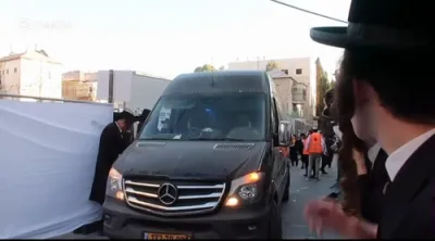 הרה"ק רבי יעקב מאיר שעכטער שליט"א שטעלט זיך אויף מלא קומתו פאר כ"ק גאב"ד ירשלים שליט"א ביים היסטארישן אבן הפנה פון סאטמאר ירושלים  