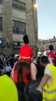 הכנסת ס"ת פון ר' יואל לאנדא אין ירושלים 