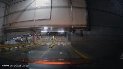 א קאר קראכט אריין אין א געיט אין א סידני פארקינג לאט