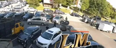 שרעקעדיגע עקסידענט סצענע פארנט פון גרויסן ביהמ"ד אין קרית יואל 