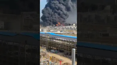 א דריטע טאג ביי די פייער פון די רוסישע אויל ריפיינערי נאך א אוקריינא אטאקע 