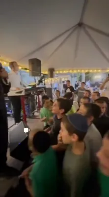 ליפא שמעלצער טאנצט מיט זיין נייע ציצית...