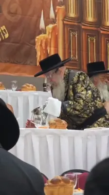 ערשטע ווידעא פון כ"ק אדמו"ר מטאהש שליט"א וואשט זיך ביים יארצייט טיש פון הרה"ק מטאהש זי"ע 