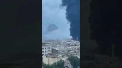 די לופט אטאקע אויף הוטי אויל סטאנציע מאכט א דיקע רויך איבער תימן.