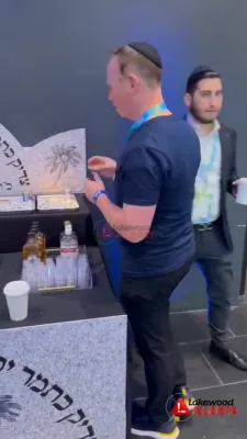 מען צינדט לעכט און טרונקט לחיים ביי די ארבעט אין לעיקוואד לעי"נ הרה"ק מסאטמאר זי"ע 