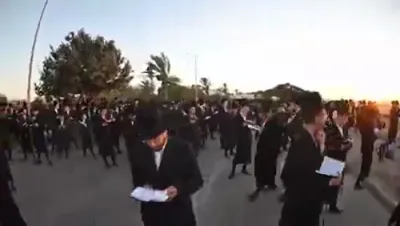 עצרת תפילה בקהל גור ערד קעגן די גזירת הגיוס 