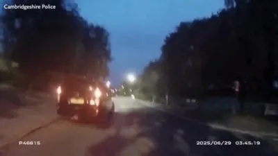 א שיכור'ע דרייווער איז איינגעשלאפן ביים רעדל אין בריטאניע 