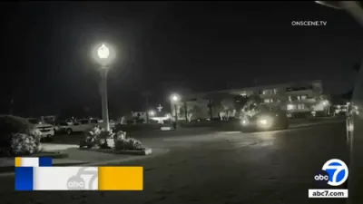 א אובער קאר קראכט אריין אין געפארקטע קארס אין קאליפארניע 