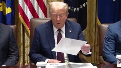 פרעזידענט טראמפ ווייזט אויף זוקערבערג'ס נייע מעטא דאטא צענטער אין לואיזיאנא.